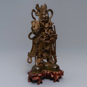A Chinese bronze figure of Guandi on wooden base, 18/19th C. — 照片 2