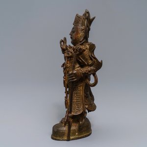 A Chinese bronze figure of Guandi on wooden base, 18/19th C. — 照片 6
