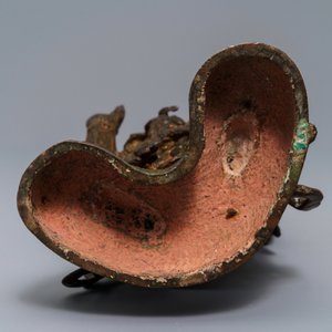 A Chinese bronze figure of Guandi on wooden base, 18/19th C. — 照片 7