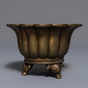 A Chinese bronze flower-shaped incense burner, Xuande mark, 19/20th C. — photo 5