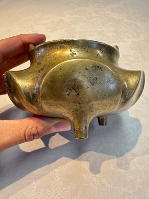 A Chinese bronze flower-shaped tripod censer with handles, Xuande mark, 19th C. — photo 1