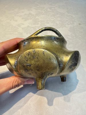 A Chinese bronze flower-shaped tripod censer with handles, Xuande mark, 19th C. — photo 2