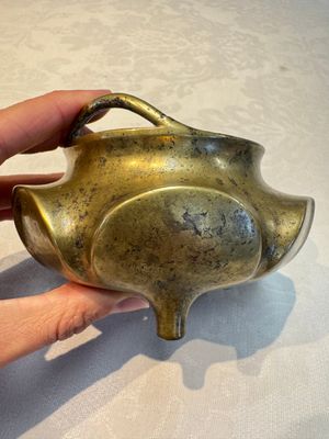 A Chinese bronze flower-shaped tripod censer with handles, Xuande mark, 19th C. — photo 3