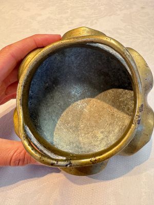 A Chinese bronze flower-shaped tripod censer with handles, Xuande mark, 19th C. — photo 4
