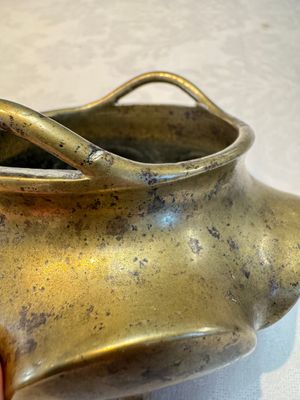 A Chinese bronze flower-shaped tripod censer with handles, Xuande mark, 19th C. — photo 5