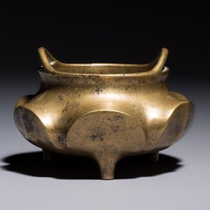 A Chinese bronze flower-shaped tripod censer with handles, Xuande mark, 19th C. — photo 1