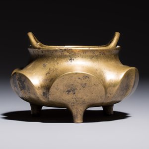 A Chinese bronze flower-shaped tripod censer with handles, Xuande mark, 19th C. — photo 2