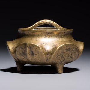 A Chinese bronze flower-shaped tripod censer with handles, Xuande mark, 19th C. — photo 3