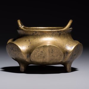 A Chinese bronze flower-shaped tripod censer with handles, Xuande mark, 19th C. — photo 4