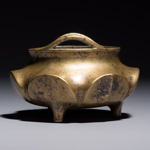 A Chinese bronze flower-shaped tripod censer with handles, Xuande mark, 19th C. — photo 5