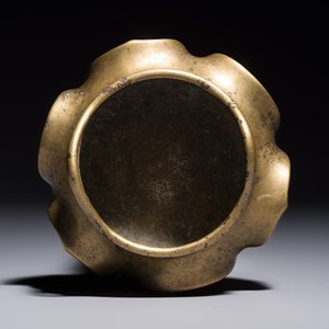 A Chinese bronze flower-shaped tripod censer with handles, Xuande mark, 19th C. — photo 6