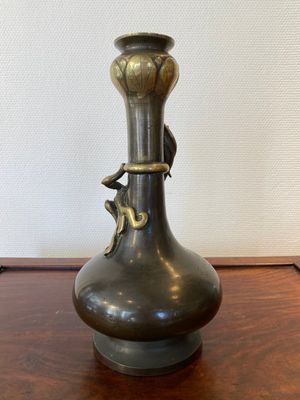 A Chinese bronze garlic-head 'hu' vase, Qianlong mark and probably of the period — 照片 3
