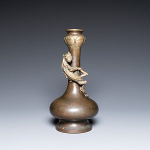 A Chinese bronze garlic-head 'hu' vase, Qianlong mark and probably of the period — 照片 1