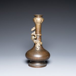 A Chinese bronze garlic-head 'hu' vase, Qianlong mark and probably of the period — 照片 4