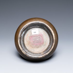 A Chinese bronze garlic-head 'hu' vase, Qianlong mark and probably of the period — 照片 6