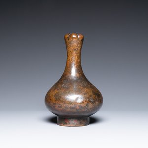 A Chinese bronze garlic-head 'hu' wine vessel, Eastern Zhou/Han — 照片 1