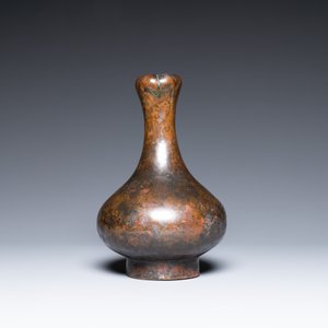 A Chinese bronze garlic-head 'hu' wine vessel, Eastern Zhou/Han — 照片 4