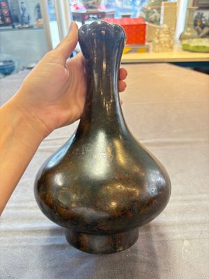 A Chinese bronze garlic-head 'hu' wine vessel, Han — foto 1