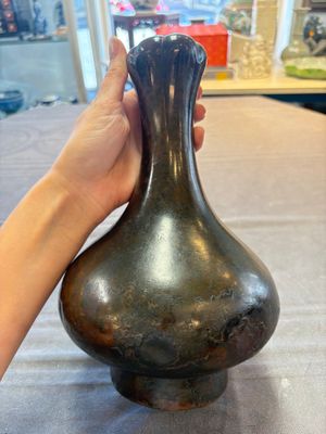 A Chinese bronze garlic-head 'hu' wine vessel, Han — foto 2