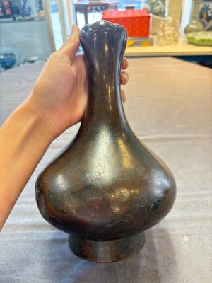 A Chinese bronze garlic-head 'hu' wine vessel, Han — foto 3