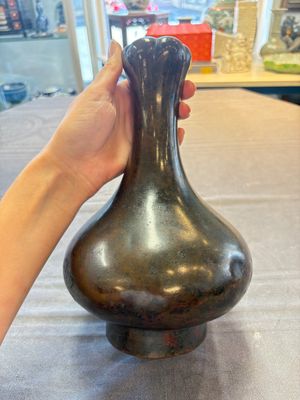 A Chinese bronze garlic-head 'hu' wine vessel, Han — foto 4