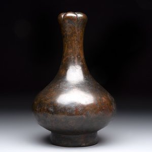 A Chinese bronze garlic-head 'hu' wine vessel, Han — foto 1