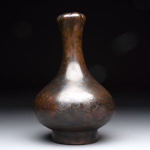 A Chinese bronze garlic-head 'hu' wine vessel, Han — foto 2