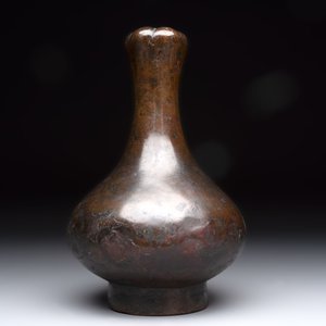 A Chinese bronze garlic-head 'hu' wine vessel, Han — foto 3
