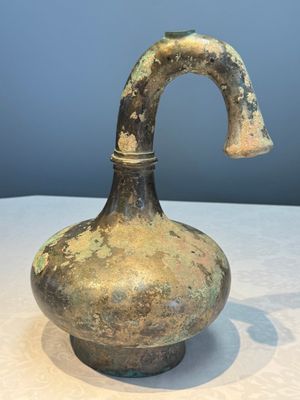 A Chinese bronze 'Garlic Head' wine vessel, 'Hu 壺', Western Han — photo 1