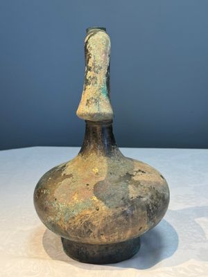 A Chinese bronze 'Garlic Head' wine vessel, 'Hu 壺', Western Han — photo 2
