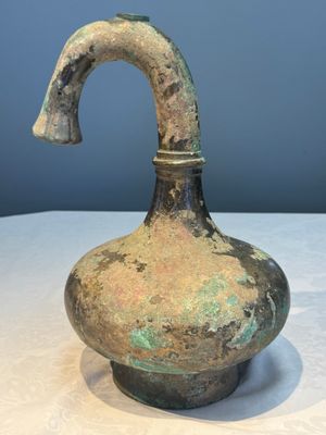 A Chinese bronze 'Garlic Head' wine vessel, 'Hu 壺', Western Han — photo 3