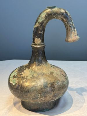 A Chinese bronze 'Garlic Head' wine vessel, 'Hu 壺', Western Han — photo 5