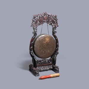 A Chinese bronze gong set in a carved wooden stand, 19th C. — photo 1