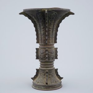A Chinese bronze gu beaker vase, late Ming Dynasty — 照片 2