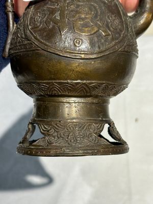 A Chinese bronze 'gu' vase and a bronze ewer and cover for the Islamic market, Ming — 照片 15