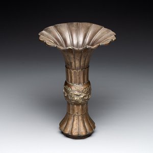 A Chinese bronze 'gu' vase with chilong, Xuande mark, late Ming/early Qing — 照片 1
