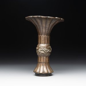 A Chinese bronze 'gu' vase with chilong, Xuande mark, late Ming/early Qing — 照片 4