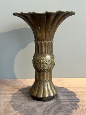 A Chinese bronze 'gu' vase with chilong, Xuande mark, late Ming/early Qing — photo 2