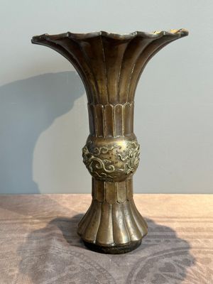 A Chinese bronze 'gu' vase with chilong, Xuande mark, late Ming/early Qing — photo 3