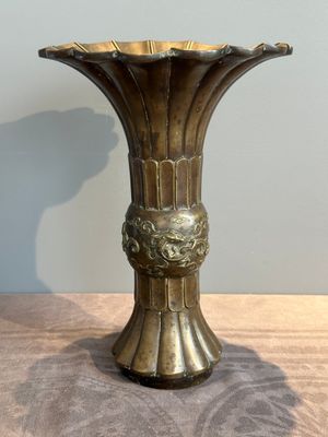 A Chinese bronze 'gu' vase with chilong, Xuande mark, late Ming/early Qing — photo 4