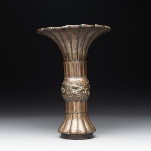 A Chinese bronze 'gu' vase with chilong, Xuande mark, late Ming/early Qing — photo 2
