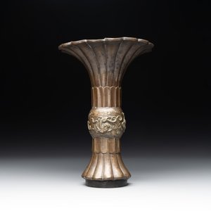 A Chinese bronze 'gu' vase with chilong, Xuande mark, late Ming/early Qing — photo 3