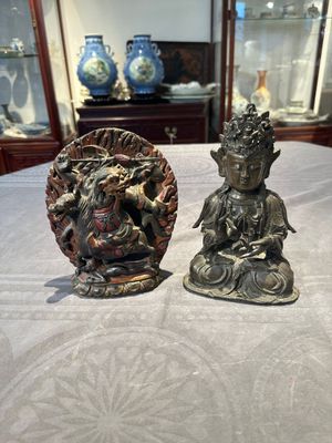 A Chinese bronze Guanyin, Ming and a Tibetan polychrome plaster relief, 19th C. — foto 1