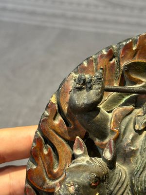 A Chinese bronze Guanyin, Ming and a Tibetan polychrome plaster relief, 19th C. — foto 13