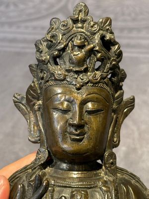 A Chinese bronze Guanyin, Ming and a Tibetan polychrome plaster relief, 19th C. — foto 15