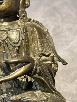 A Chinese bronze Guanyin, Ming and a Tibetan polychrome plaster relief, 19th C. — foto 16
