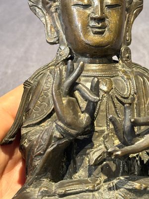 A Chinese bronze Guanyin, Ming and a Tibetan polychrome plaster relief, 19th C. — foto 17