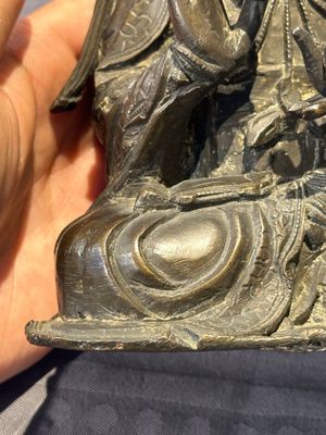 A Chinese bronze Guanyin, Ming and a Tibetan polychrome plaster relief, 19th C. — foto 18