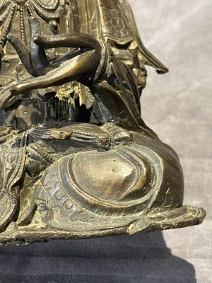 A Chinese bronze Guanyin, Ming and a Tibetan polychrome plaster relief, 19th C. — foto 19