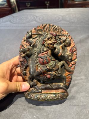 A Chinese bronze Guanyin, Ming and a Tibetan polychrome plaster relief, 19th C. — foto 2